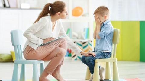 Помощь детского психолога: когда нужна и что собой представляет